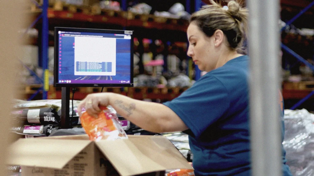 Profissional utilizando sistema de gestão da Target, configurando telas personalizadas para diferentes operações e segmentos de distribuidoras.